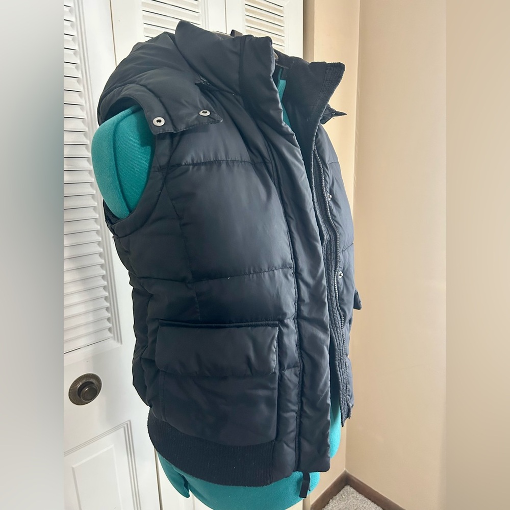 GAP Black Puffer Vest Women’s Size S Quilted Zip Snap Pockets Lightweight